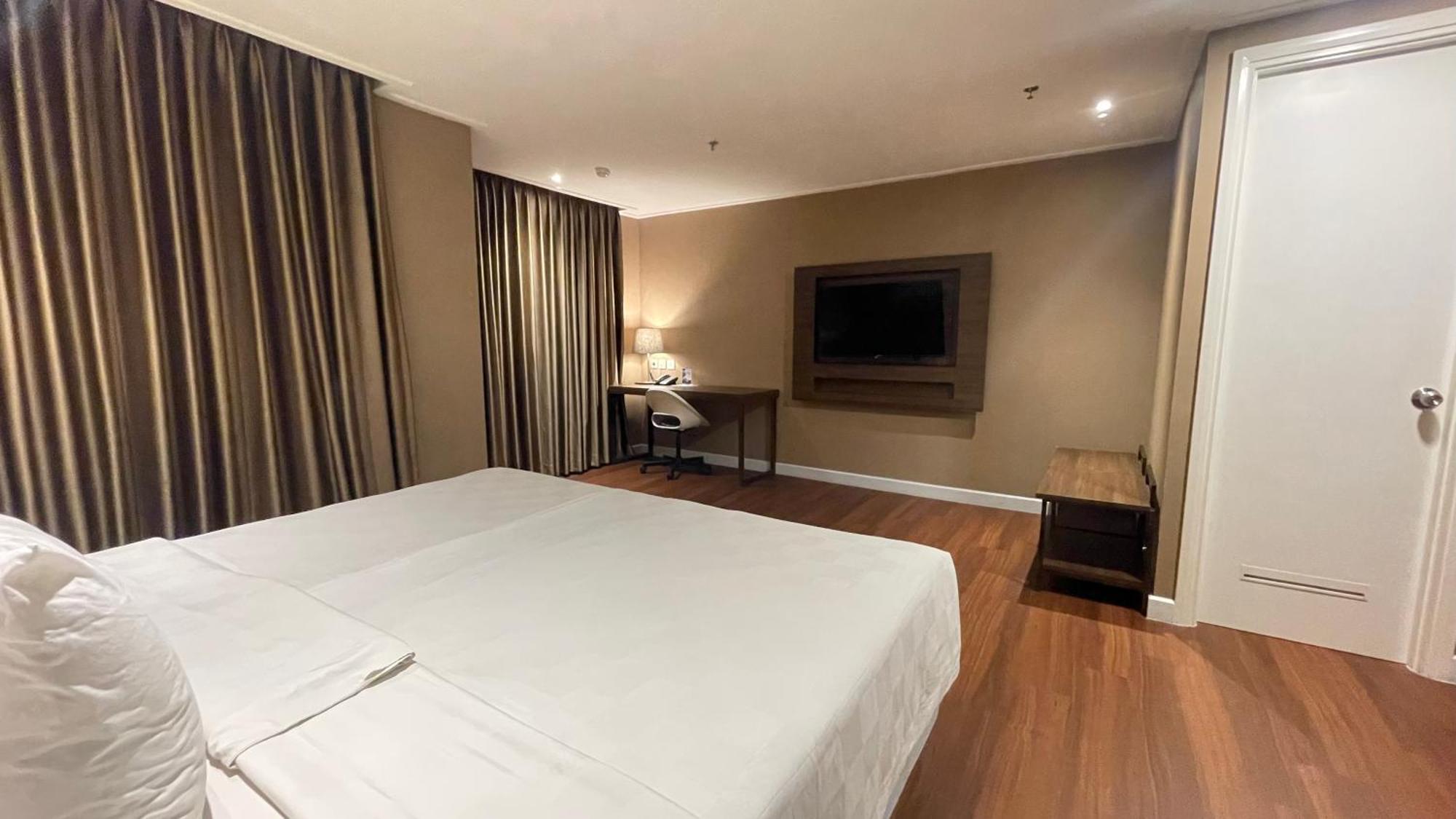 Swiss-Belhotel Serpong Exterior foto